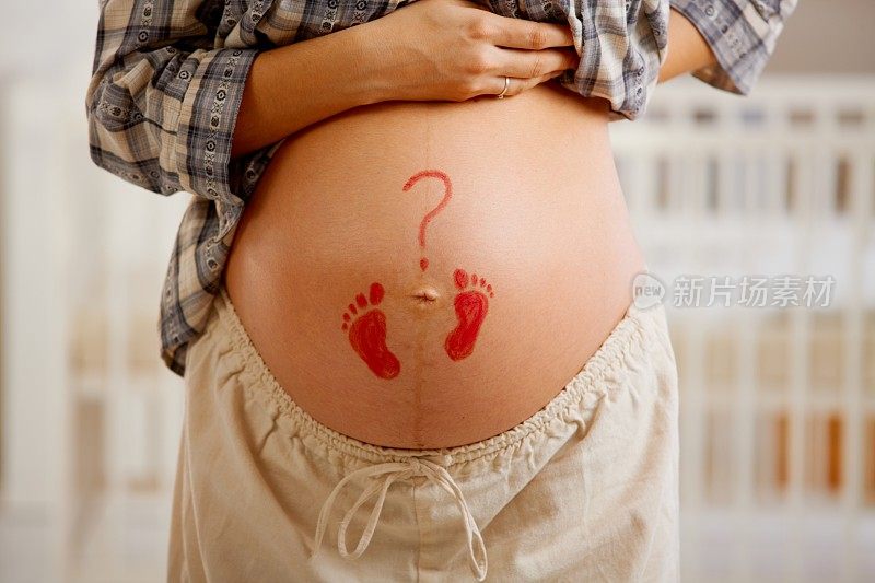怀孕的肚子上有小小的脚印