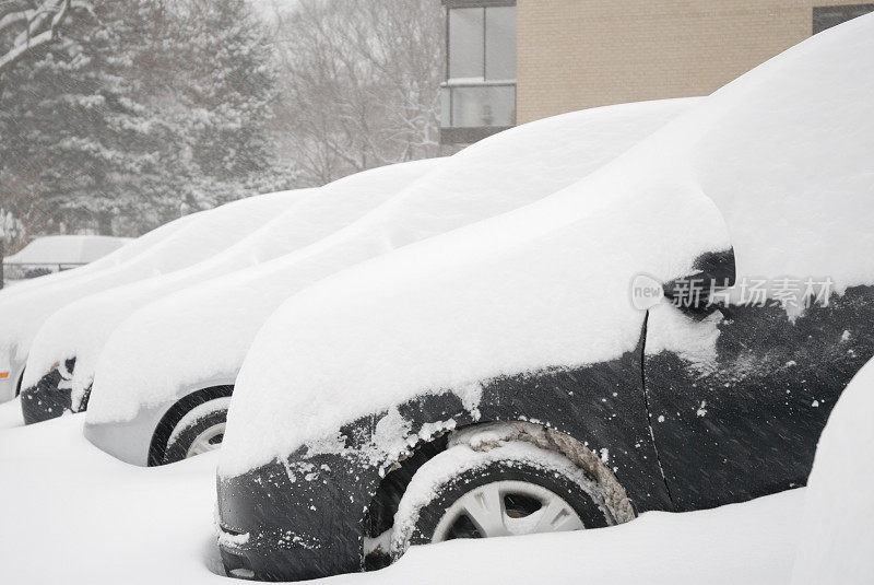 在汽车下了雪