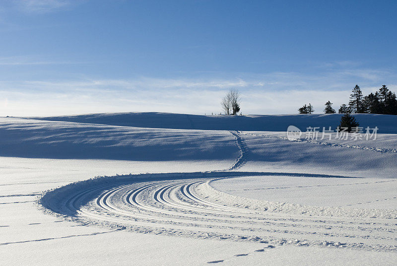 冬季景观与滑雪坡道