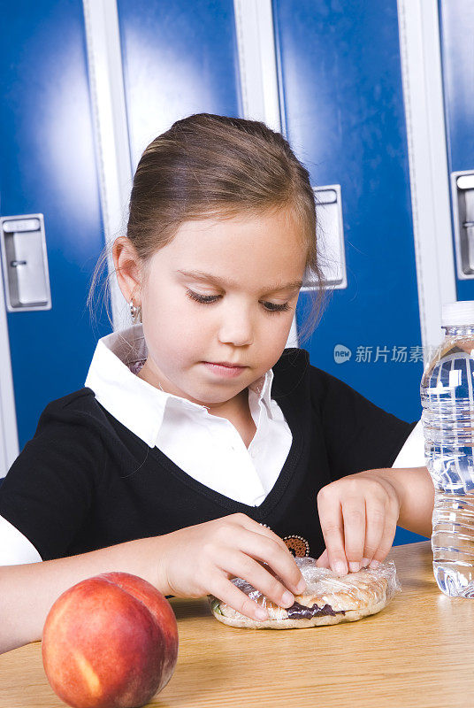 小女孩在学校的自助餐厅吃午饭(三)
