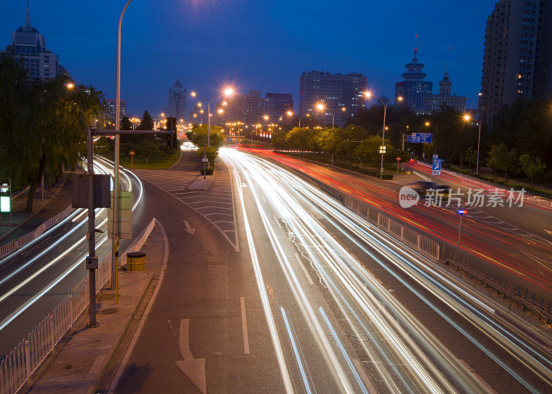 多车道高速公路夜间高峰时段的交通状况