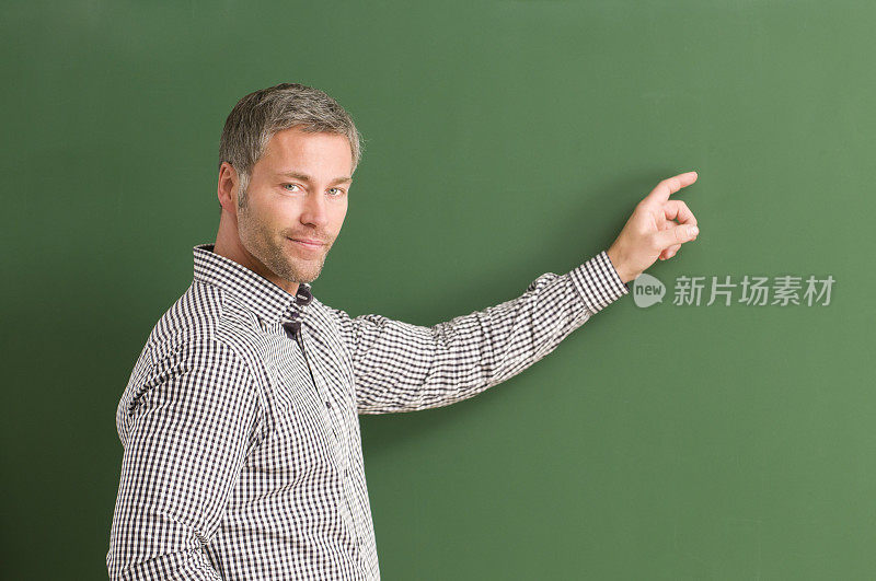 老师微笑着指着黑板