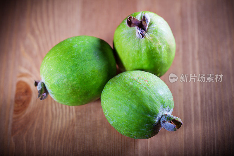 在木桌上放Feijoa