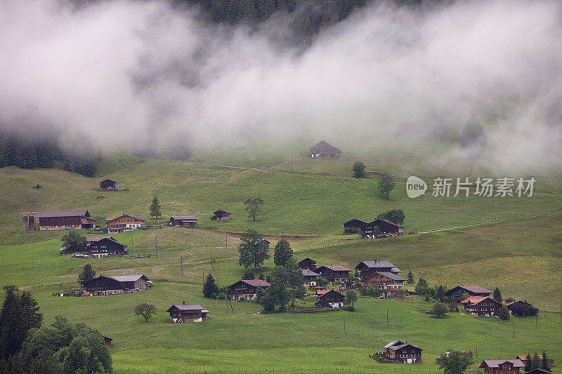 瑞士阿尔卑斯山的雨天，夏天