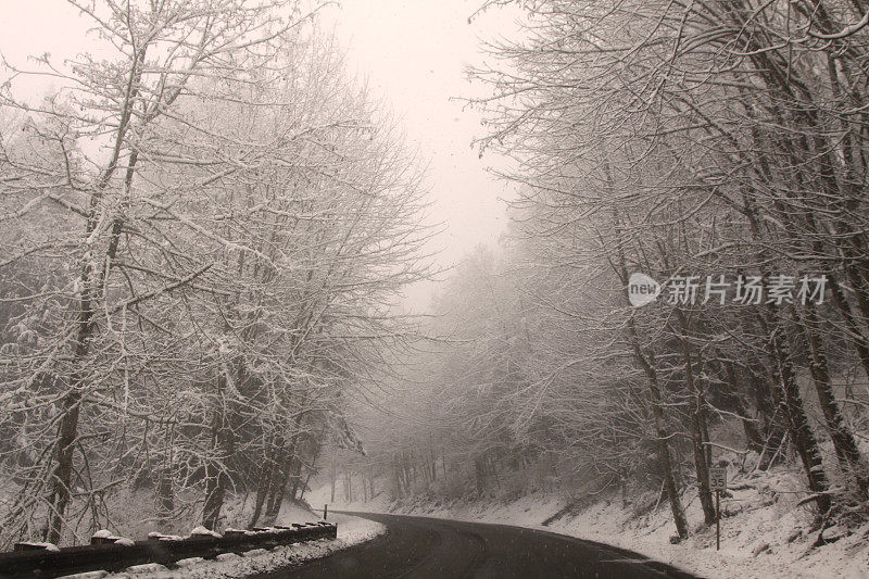 下雪的冬天路