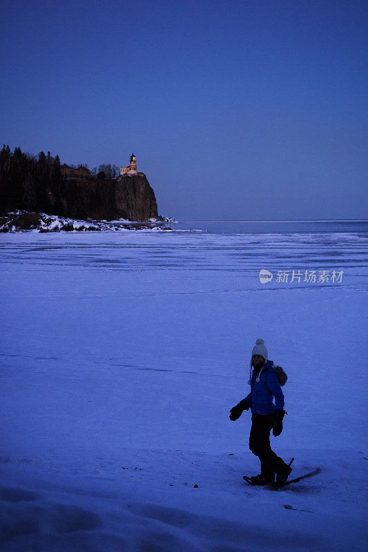 晚上一个人在结冰的苏必利尔湖上穿雪鞋
