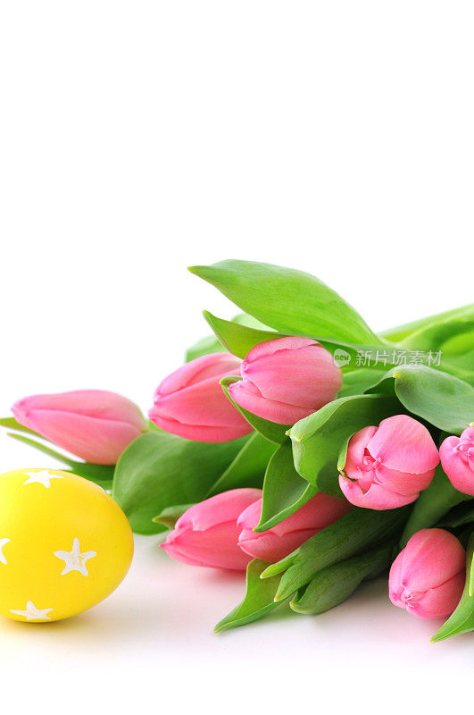 一束粉红色的郁金香和黄色的复活节彩蛋