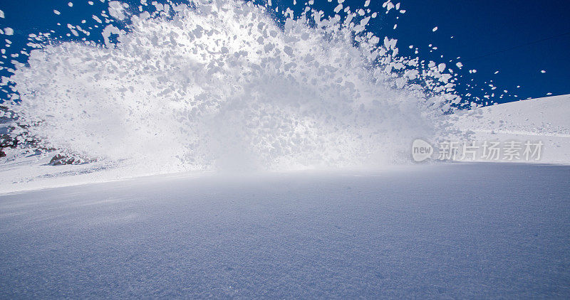 滑雪者对着镜头喷雪