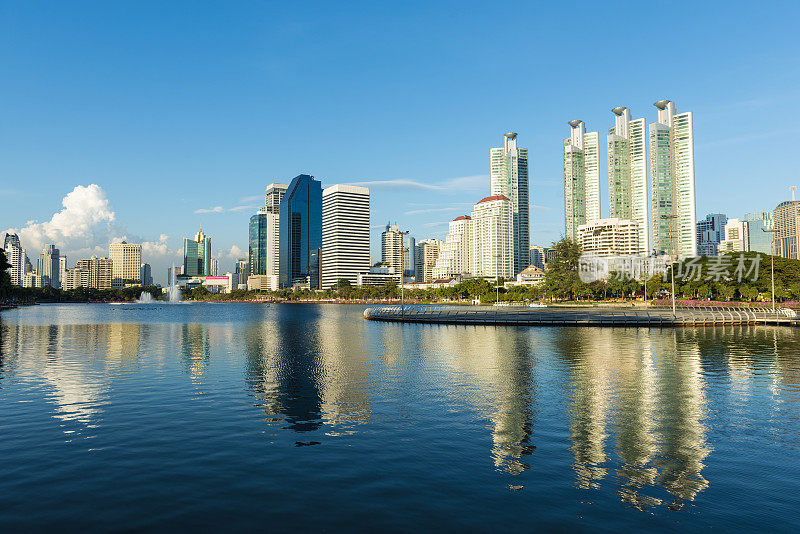 曼谷城市天际线在Benjakiti公园，泰国