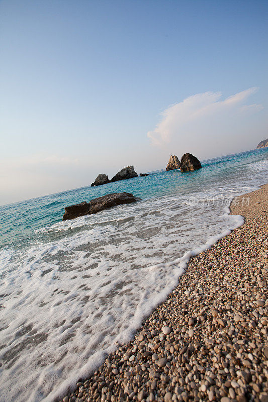 海滩和海边的岩石