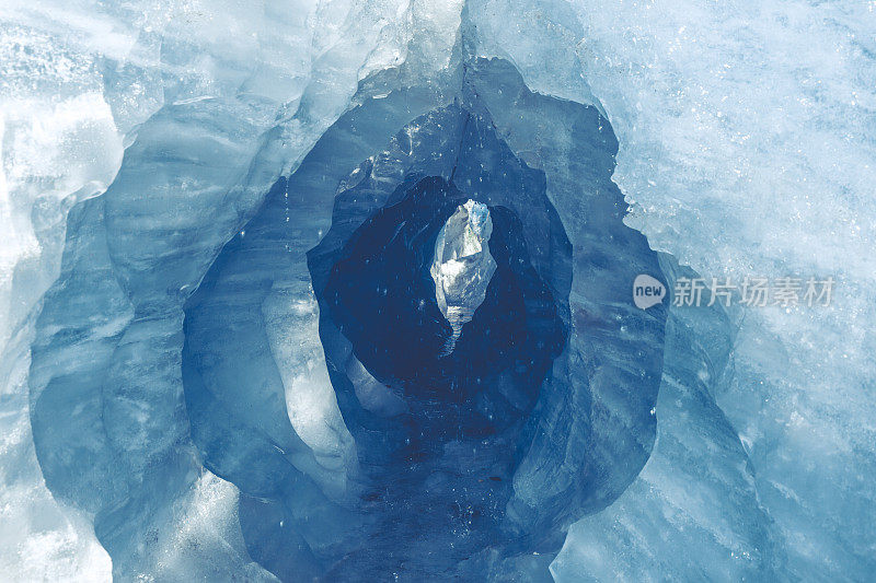新西兰狐狸冰川上的冰隧道
