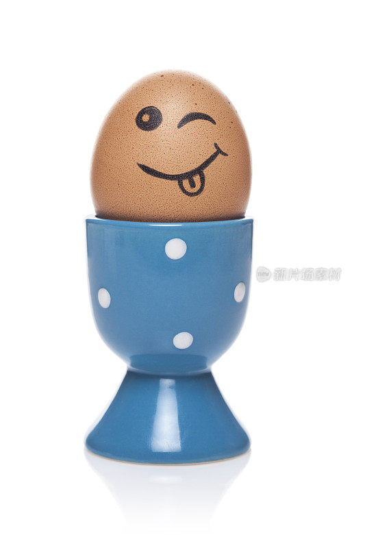 快乐煮蛋在蛋杯中