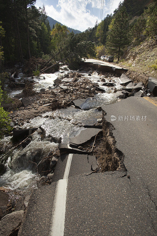 科罗拉多州博尔德市的左手溪被洪水冲毁