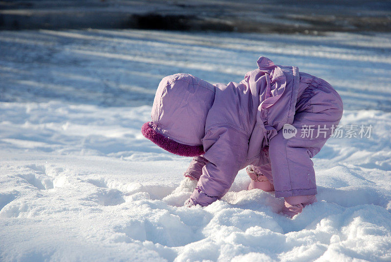 雪地里的小孩