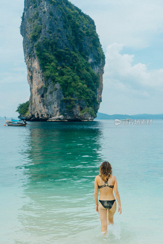 泰国海滩上的女人