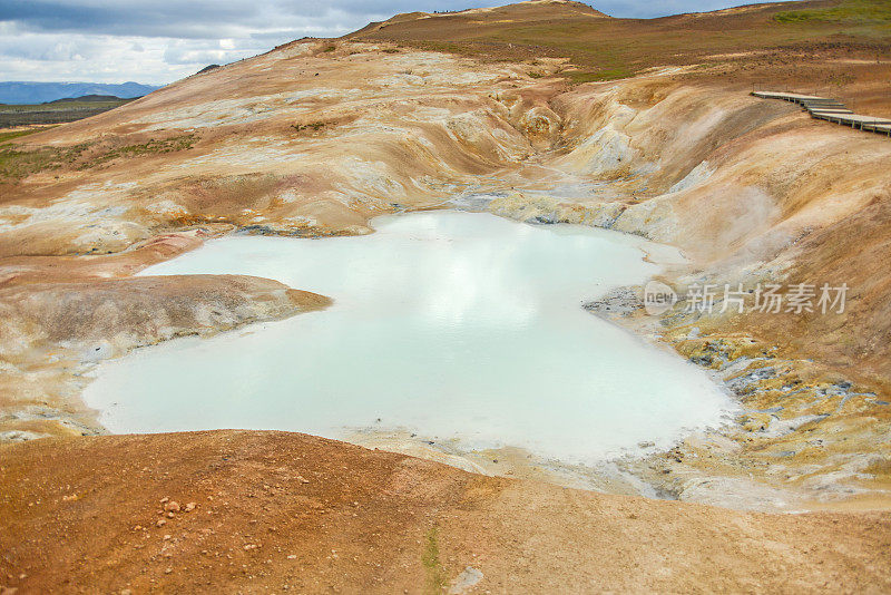 冰岛小水塘上的火山水