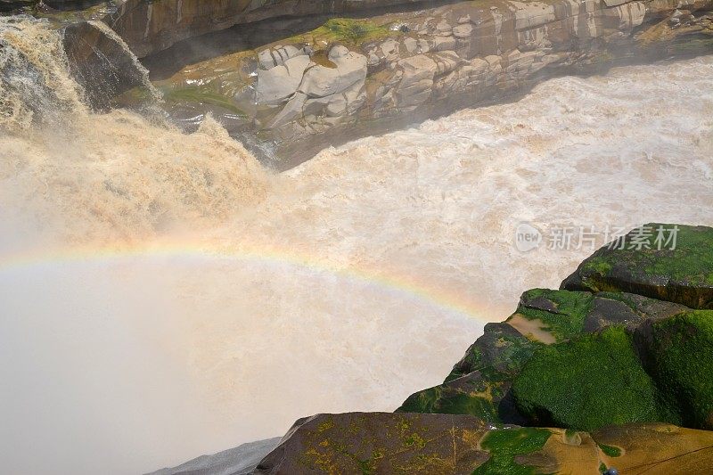 中国陕西壶口瀑布上的彩虹