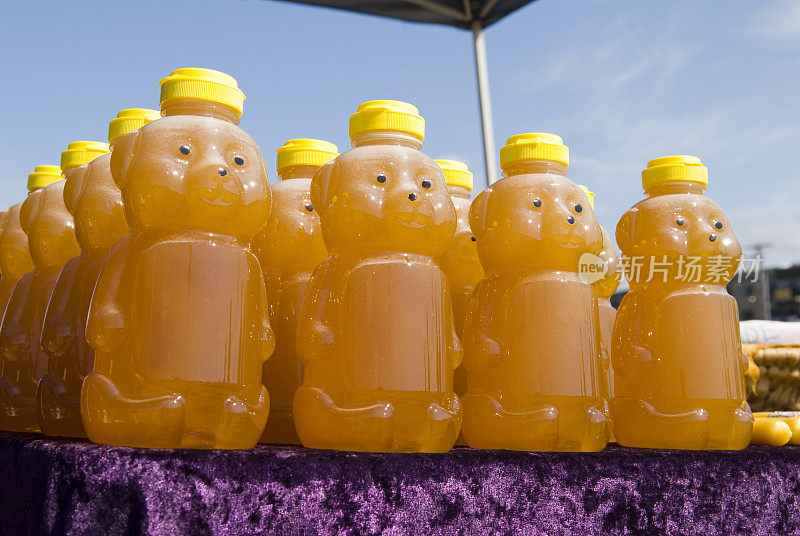 农贸市场里熊形塑料瓶里的蜂蜜