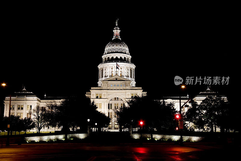 德克萨斯州奥斯汀的国会大厦。在市中心。的夜晚。