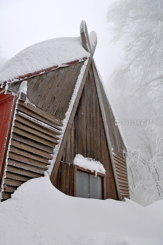 小屋已被雪埋了