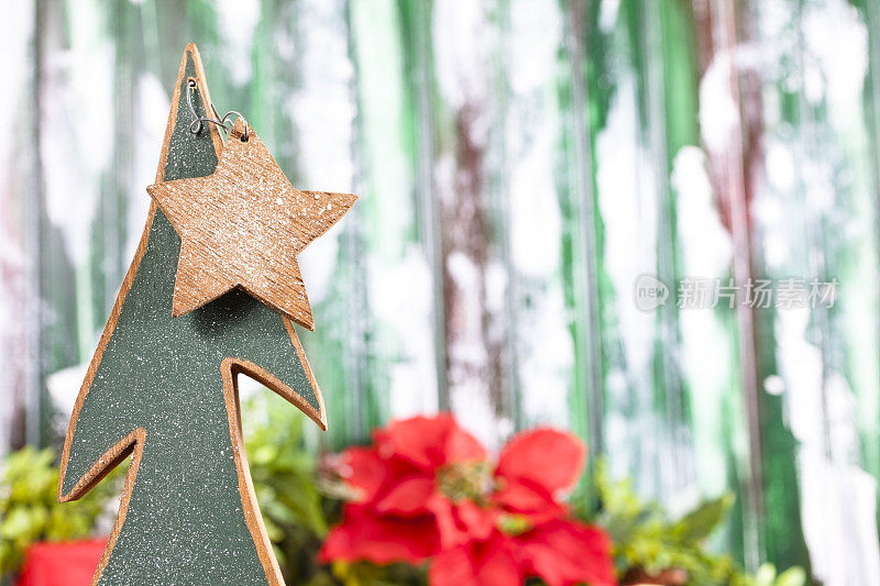 带星星的小木制圣诞树。一品红及包装背景