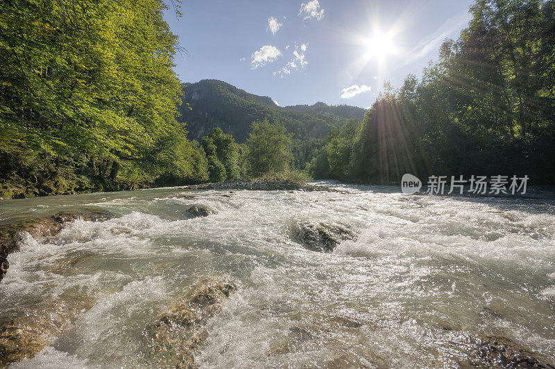 夏末河景