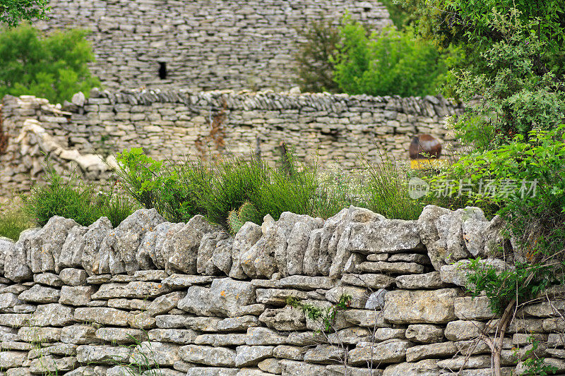 风景如画的石灰石墙在中世纪的法国村庄Gordes