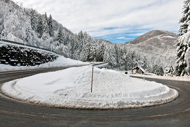 欧洲斯洛文尼亚冬季的滑路弯道