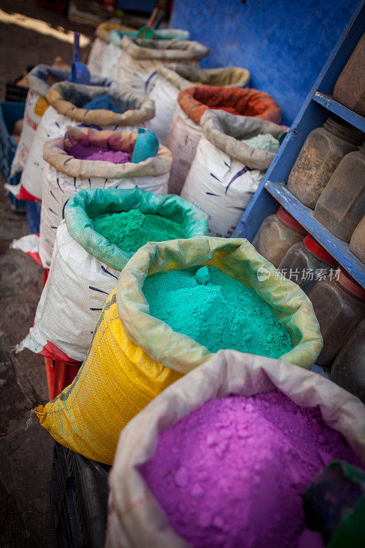 摩洛哥市场上的几袋颜料。