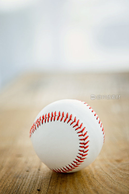 木凳上的棒球