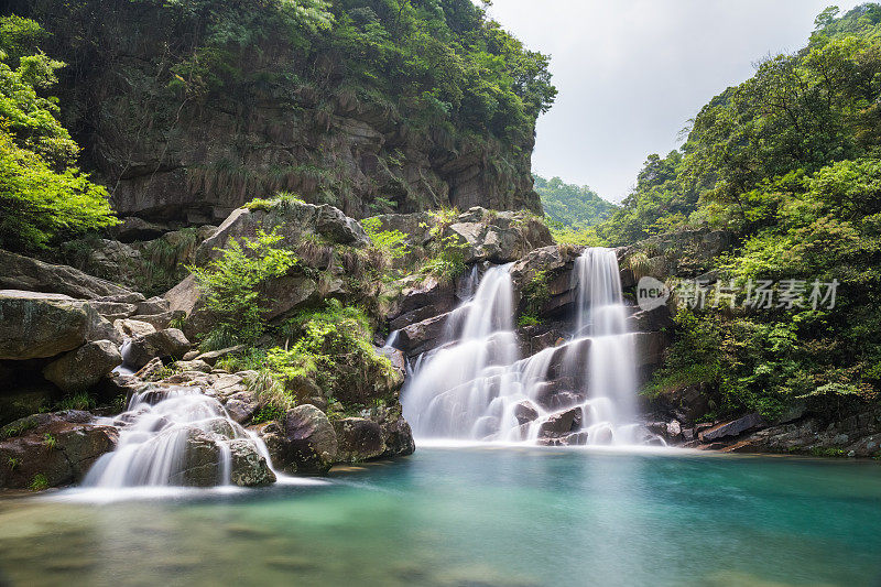 瀑布从峡谷