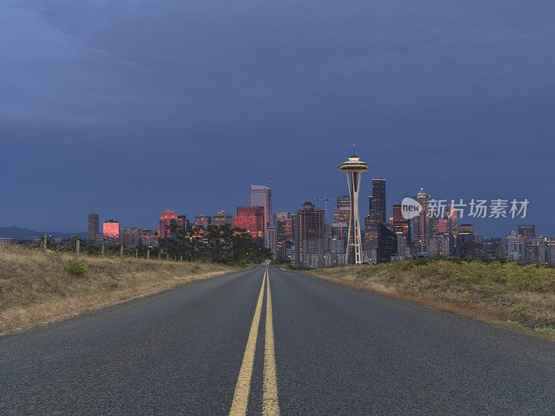 夜间，空无一人的高速公路穿过西雅图市中心
