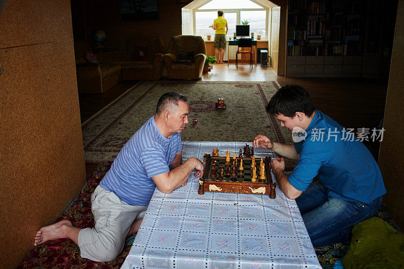 两个哈萨克父子下棋