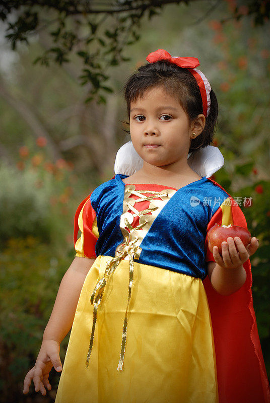 小女孩穿着白雪公主的服装