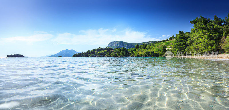 地中海阳光沙滩，亚得里亚海清澈的海水