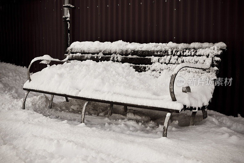 雪地里的长凳