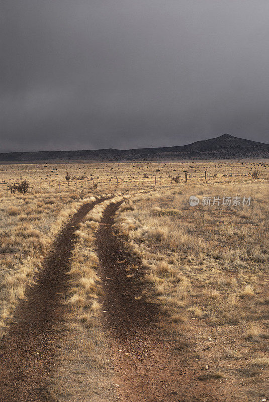 西南沙漠道路和暴风雨的景观