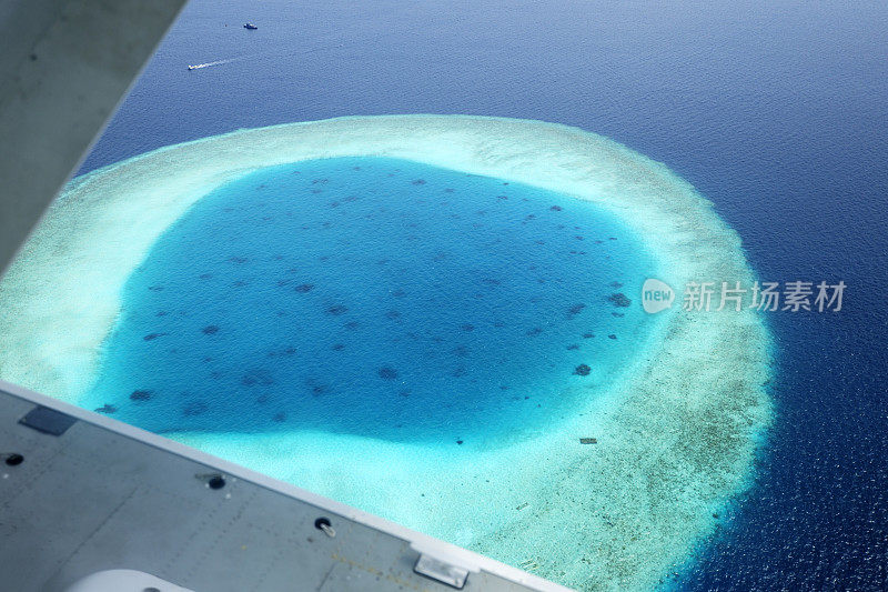 从水上飞机上看到的环礁