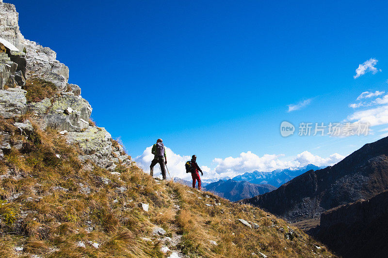 徒步旅行者在山里徒步旅行