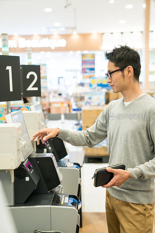 超市购物者使用数字收银机和结账系统