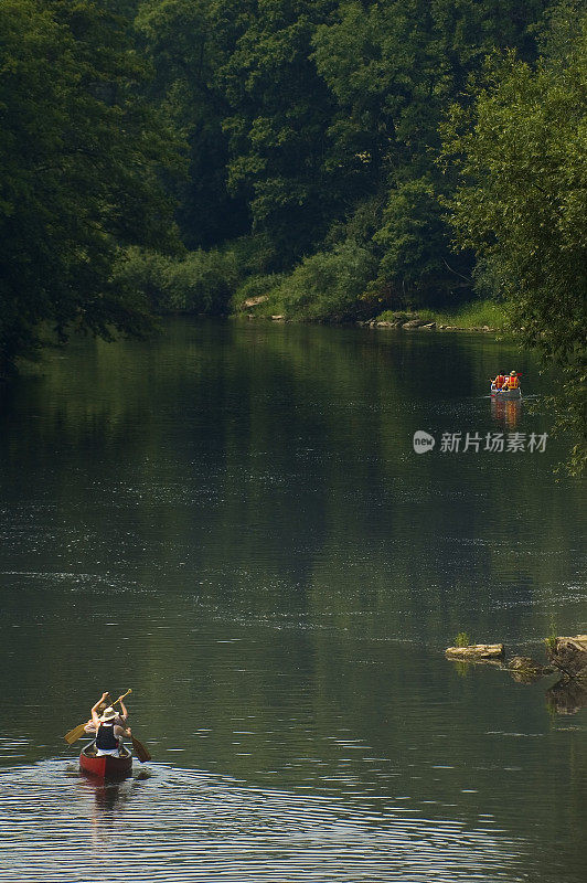 慵懒的夏日午后划独木舟的人