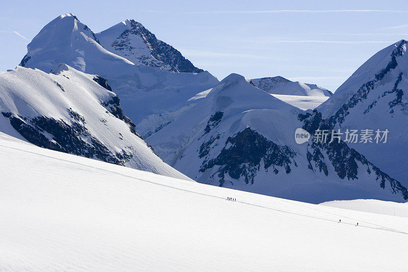 在雪山上艰难的跋涉