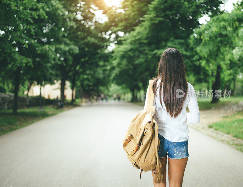 有魅力的女人在公园散步