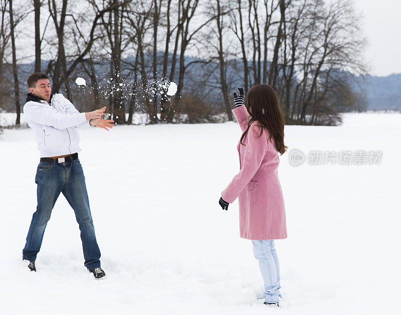 小女孩朝男友扔雪球