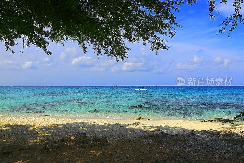 热带天堂:船，绿松石加勒比海滩日出，阿鲁巴，安的列斯群岛