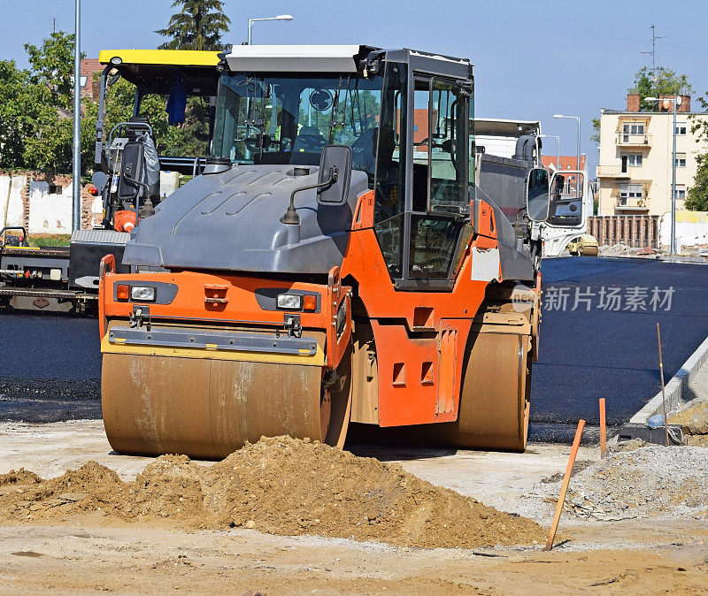 压路机在道路建设中起作用