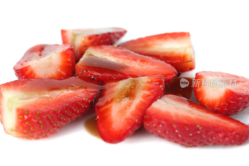 切片草莓配上香醋和糖，夏日浆果