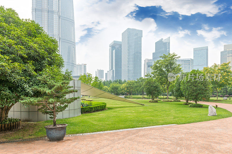 以现代建筑为背景的上海城市公园