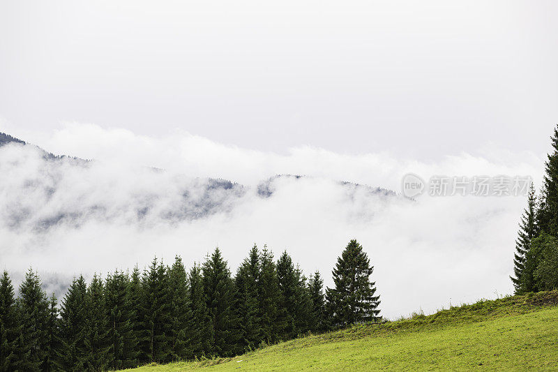 云中阿尔卑斯山山脉的全景