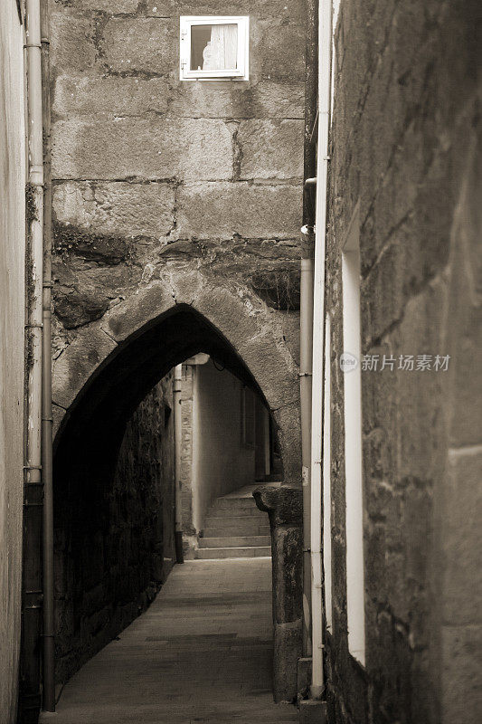 西班牙加利西亚穆罗斯的石拱和狭窄的街道。